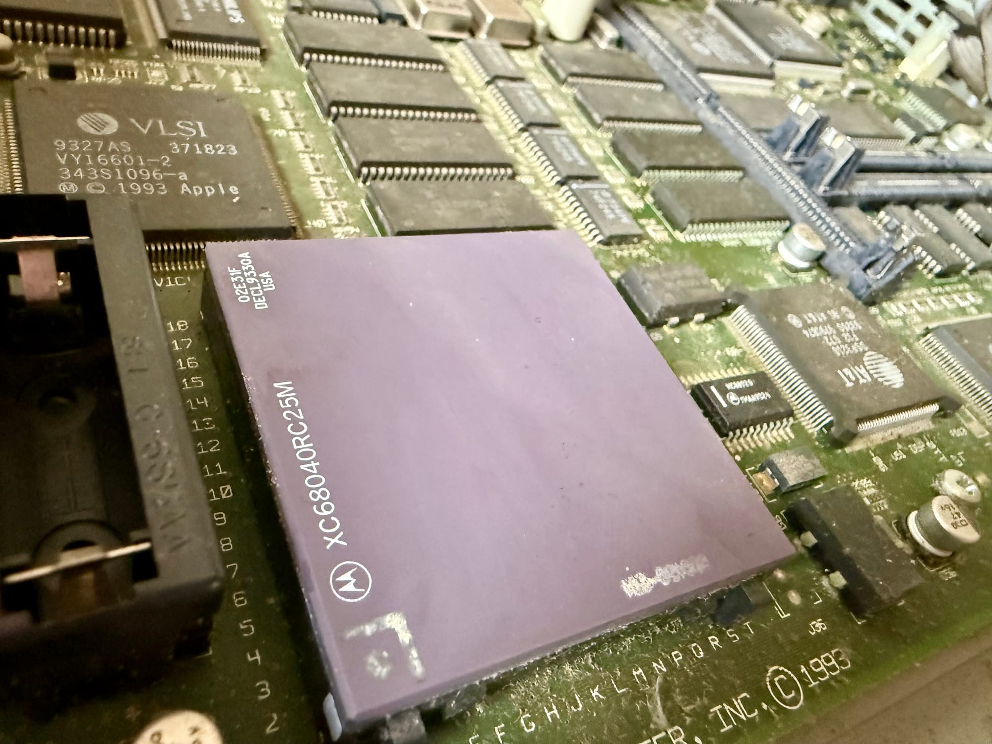 Close view of the board of a Centris 660av